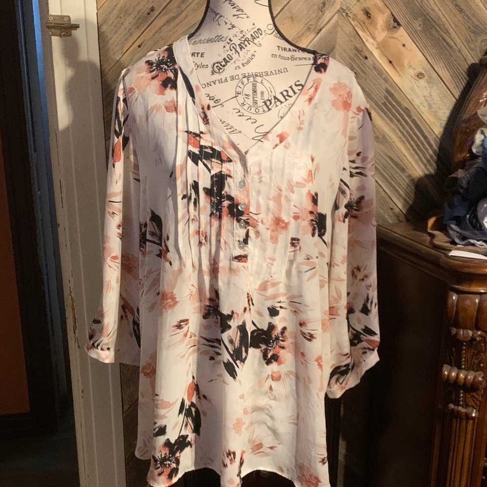 Flowy Floral V-Neck Tunic Top in Cream with Peach Accents